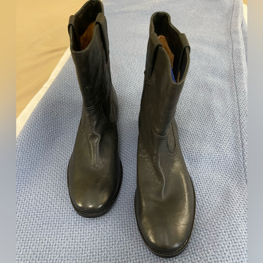 FRYE: Women's Anna Short black leather boot
Size 9.